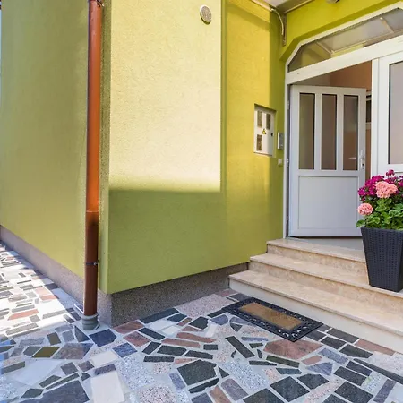 Appartamento 1 Bedroom Lovely In Pola