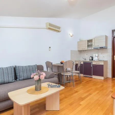1 Bedroom Lovely In Appartement *