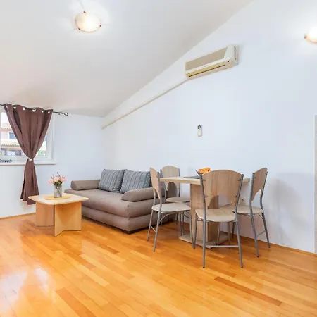 Appartamento 1 Bedroom Lovely In Pola